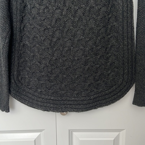 Grey knit Pullover Sweater. Size Large. - Picture 6 of 7